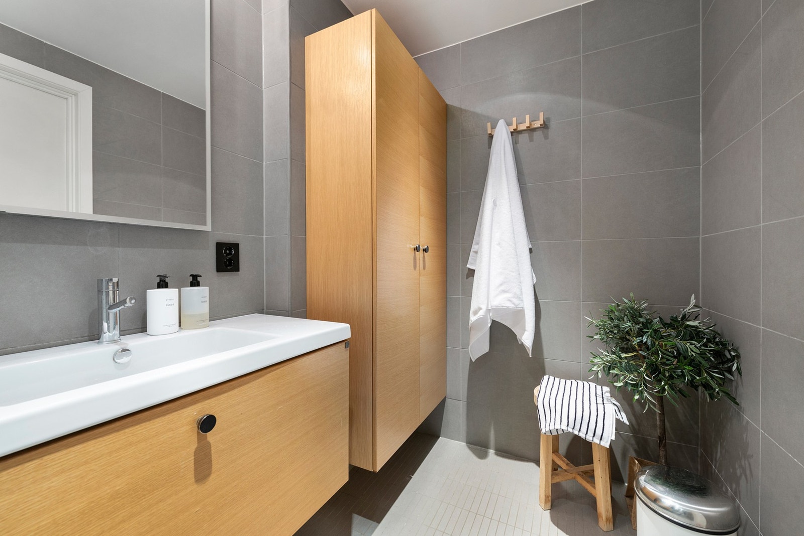 Lekkert bad med flislagte overflater og varme i gulvet, vurdert til tilstandsgrad 1 av takstmann. Galleribilde