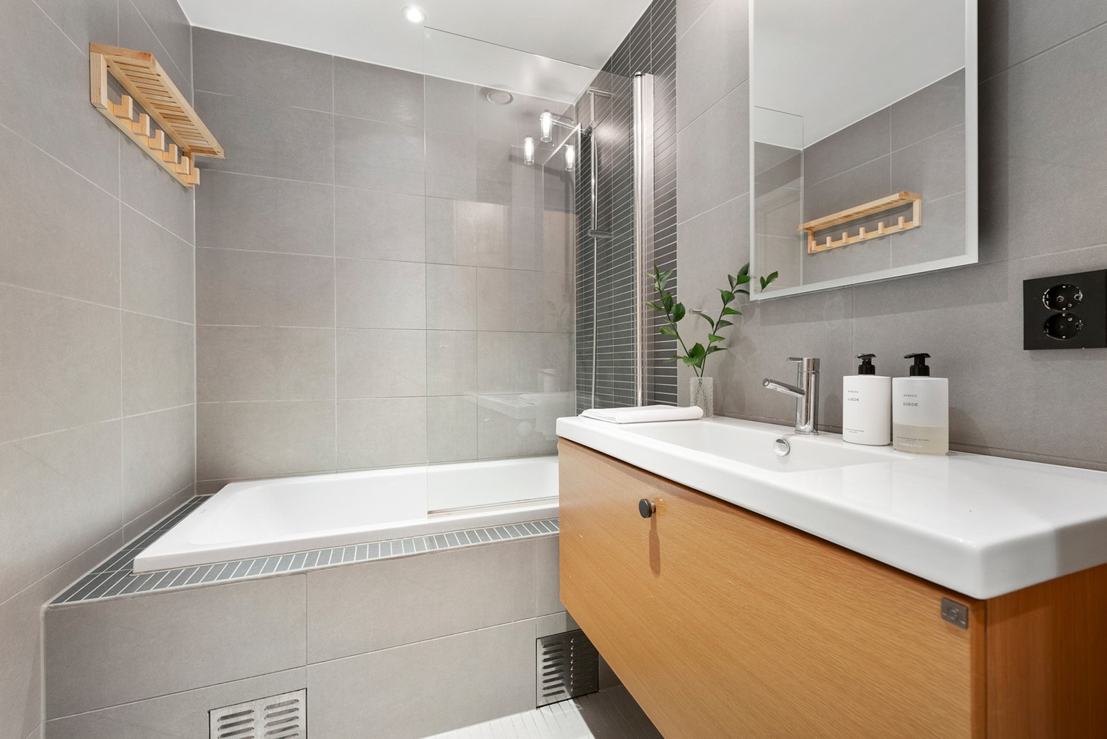 Innredningen består av servant med oppbevaring og badekar/dusj. Galleribilde