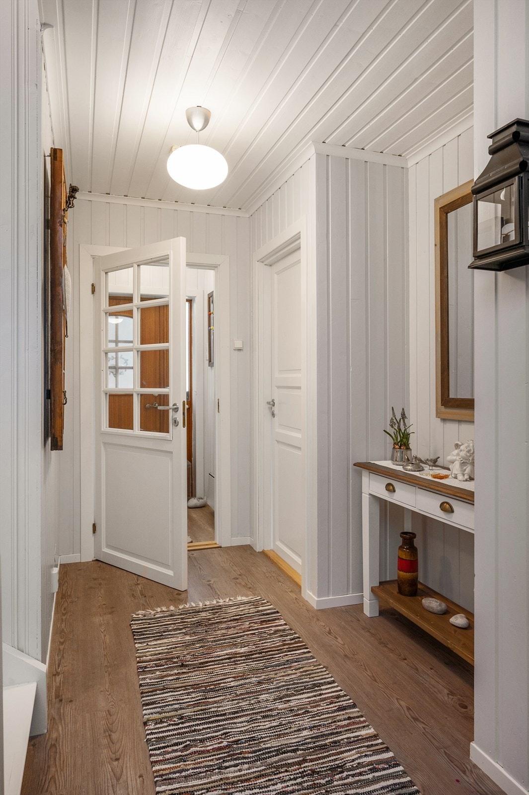 Entre har god plass til oppbevaring av yttertøy. Galleribilde