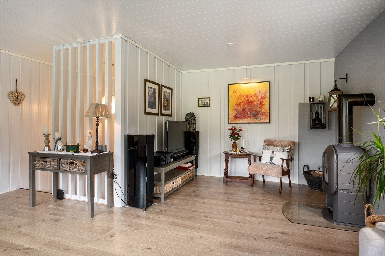 Det er montert vedovn som tilfører rommet god varme og en lun atmosfære. Galleribilde