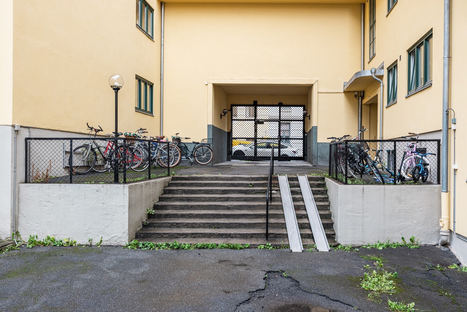 Bak lukket port kan man trygt parkere sykkel. Galleribilde