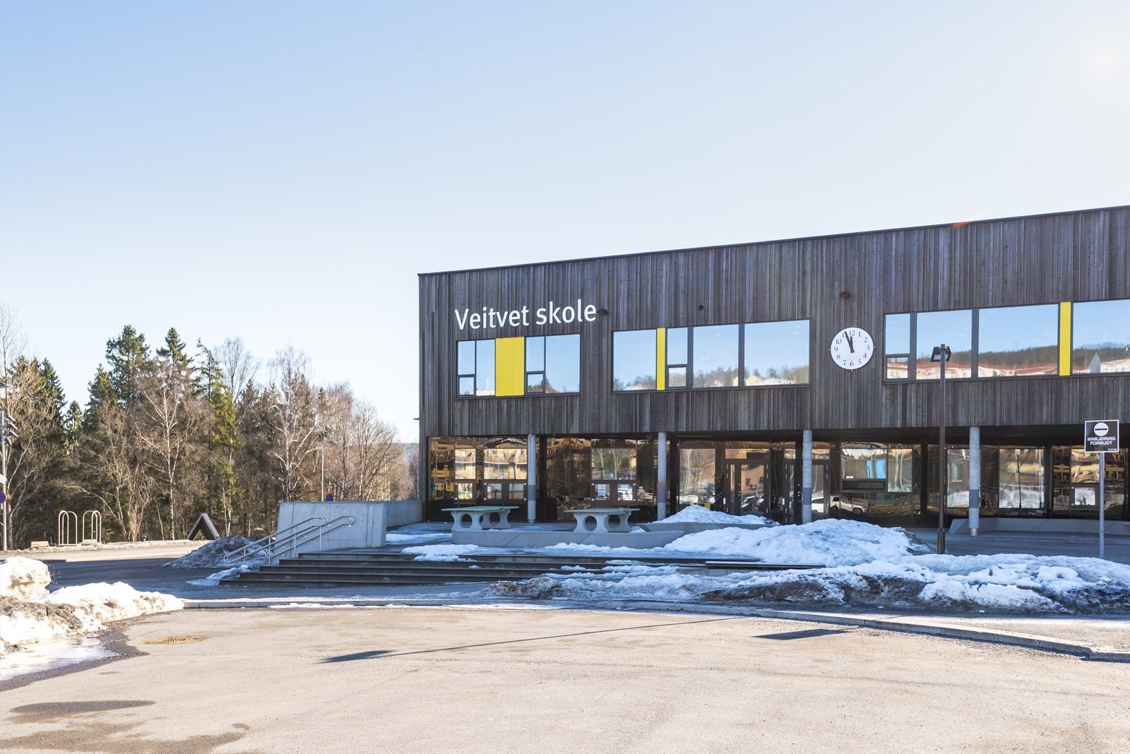 Boligen sogner til nyere Veitvet skole, ca. 6 minutters gange fra boligen. Tvers over gaten for skolen finnes barnehage. Galleribilde