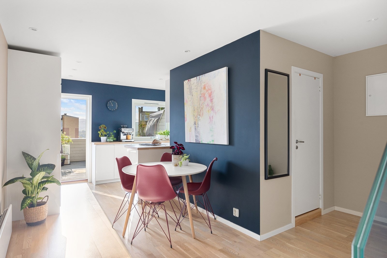 1. etasje består entré/gang, soverom, trappehall, bad og kjøkken. Galleribilde