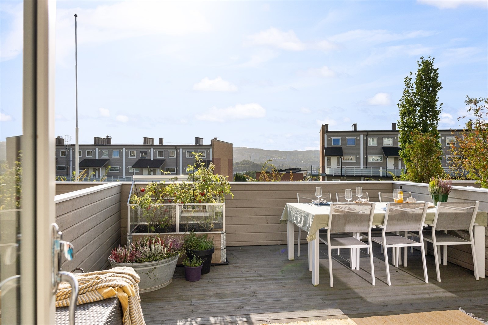 Fra kjøkken er det utgang til en sørøstvendt terrasse på ca. 23 m². Galleribilde