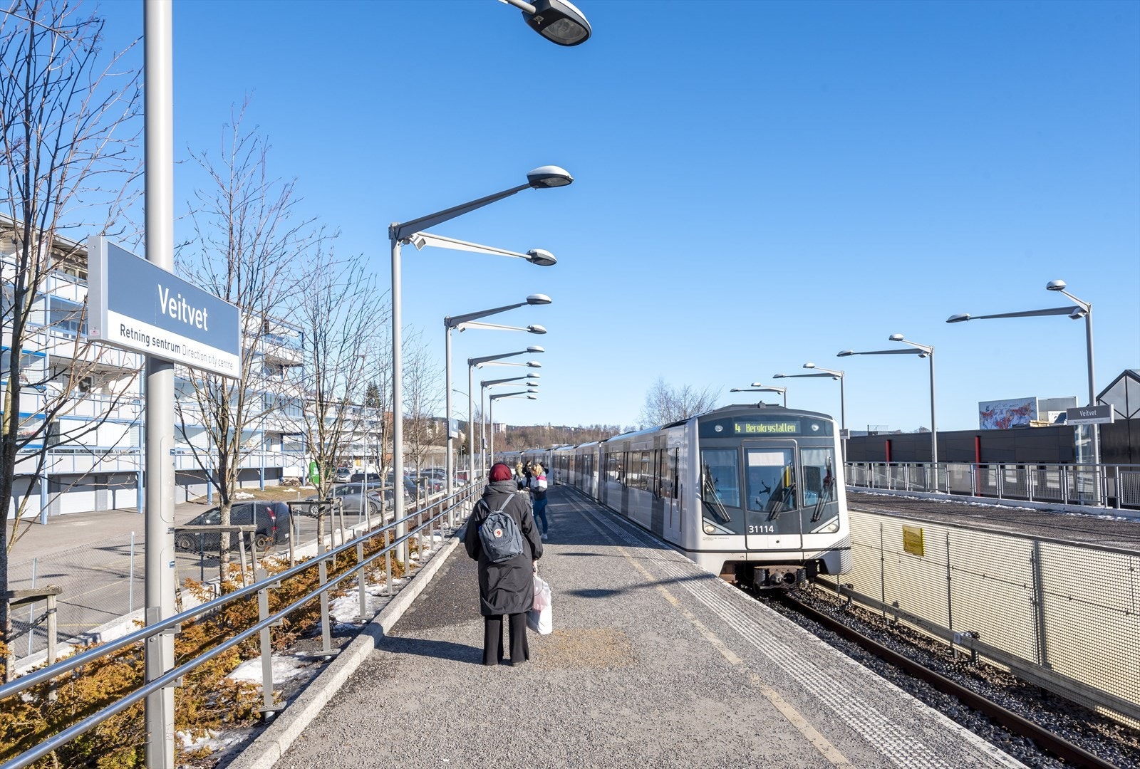 Linje 4 og 5 stopper på Veitvet t-banestasjon som ligger ca. 2-3 minutter unna boligen. Tre minutter til så er du oppe på busstopp på Trondheimsveien. Galleribilde