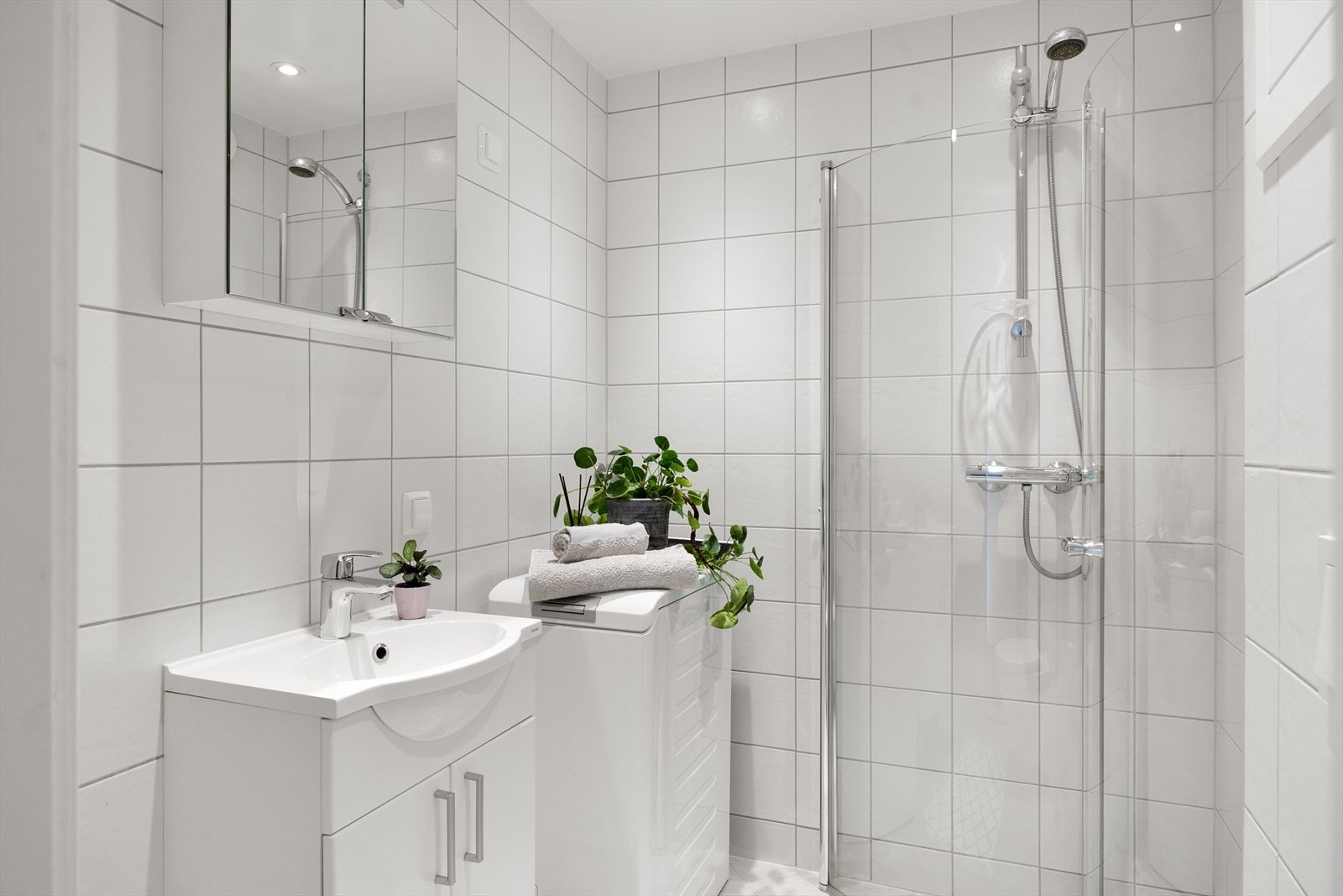 Pent og lyst flislagt baderom med innfelt downlights og elektrisk gulvvarme. Baderommet ble pusset opp i regi av borettslaget i 2017. Galleribilde