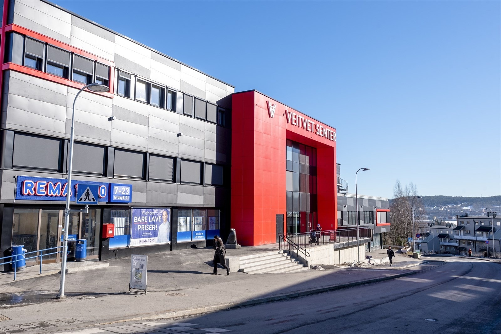Veitvet senter ligger i 2 minutters gange fra boligen. Her er det bl.a. dagligvarebutikker, barbershop, apotek, fritidsklubb, treningssenter, kafe og lege. Galleribilde