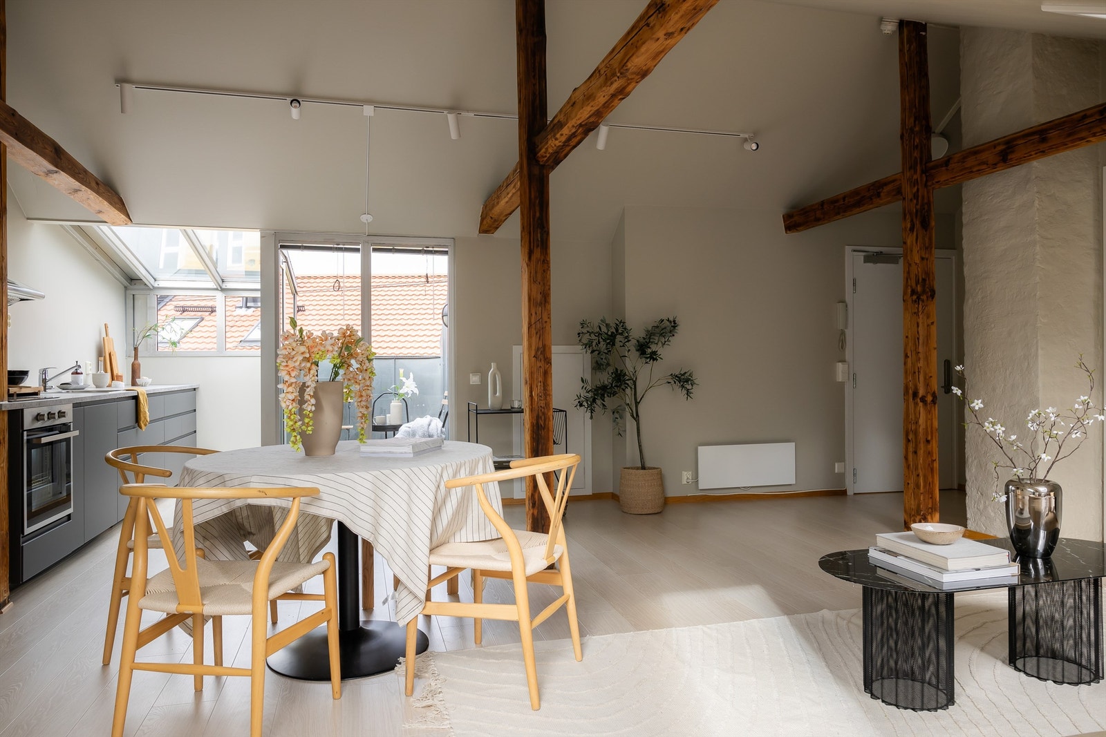 Stuen kan innredes med stue/kjøkkenbord, sofa og mediemøbel. Galleribilde