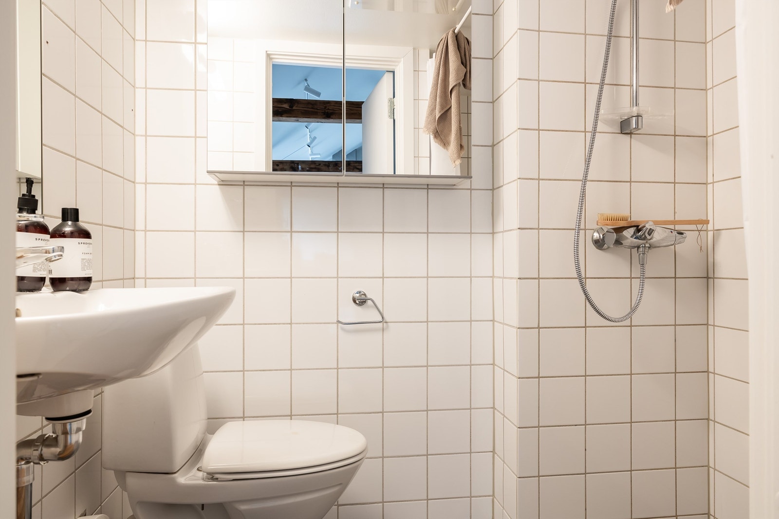 Bad fra 2003 som er flislagt, og inneholder servant, speil, wc, speilskap og dusj. Galleribilde