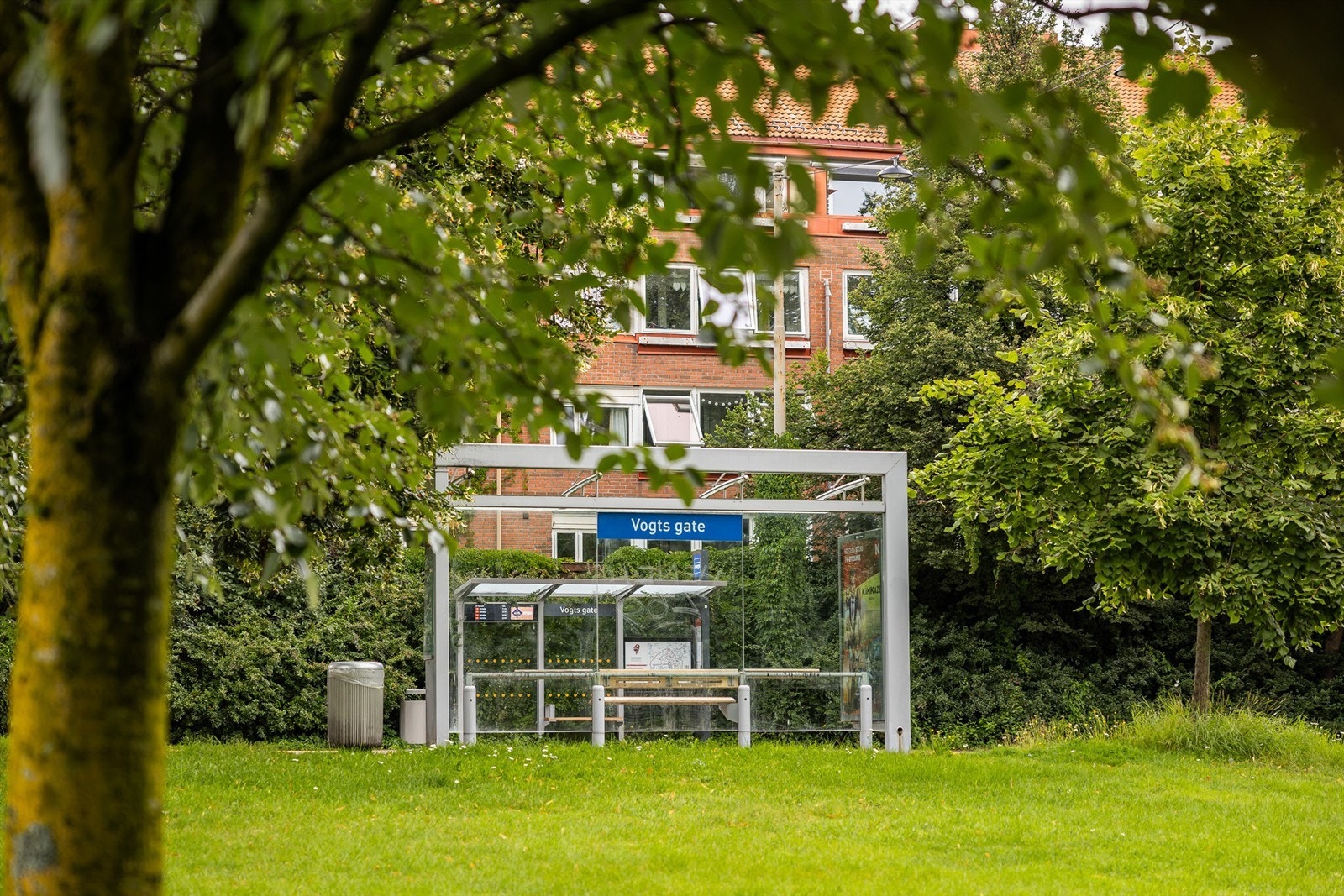 For kollektivt er det kun noen meter bort til det nærmeste trikkestoppet i Vogst gate. Herfra går linjene 11, 12 og 18 ned til Stortorvet på 7 minutter. Det er også umiddelbar nærhet til bussholdeplass i Vogst gate. Herfra går linjene 11N og 12N. Galleribilde