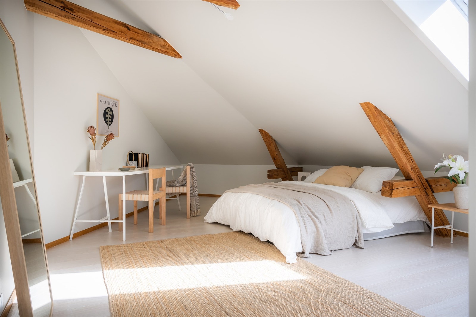 Soverommet har god romstørrelse og kan innredes med en stor seng og ulike garderobe-/oppbevaringsløsninger. Galleribilde