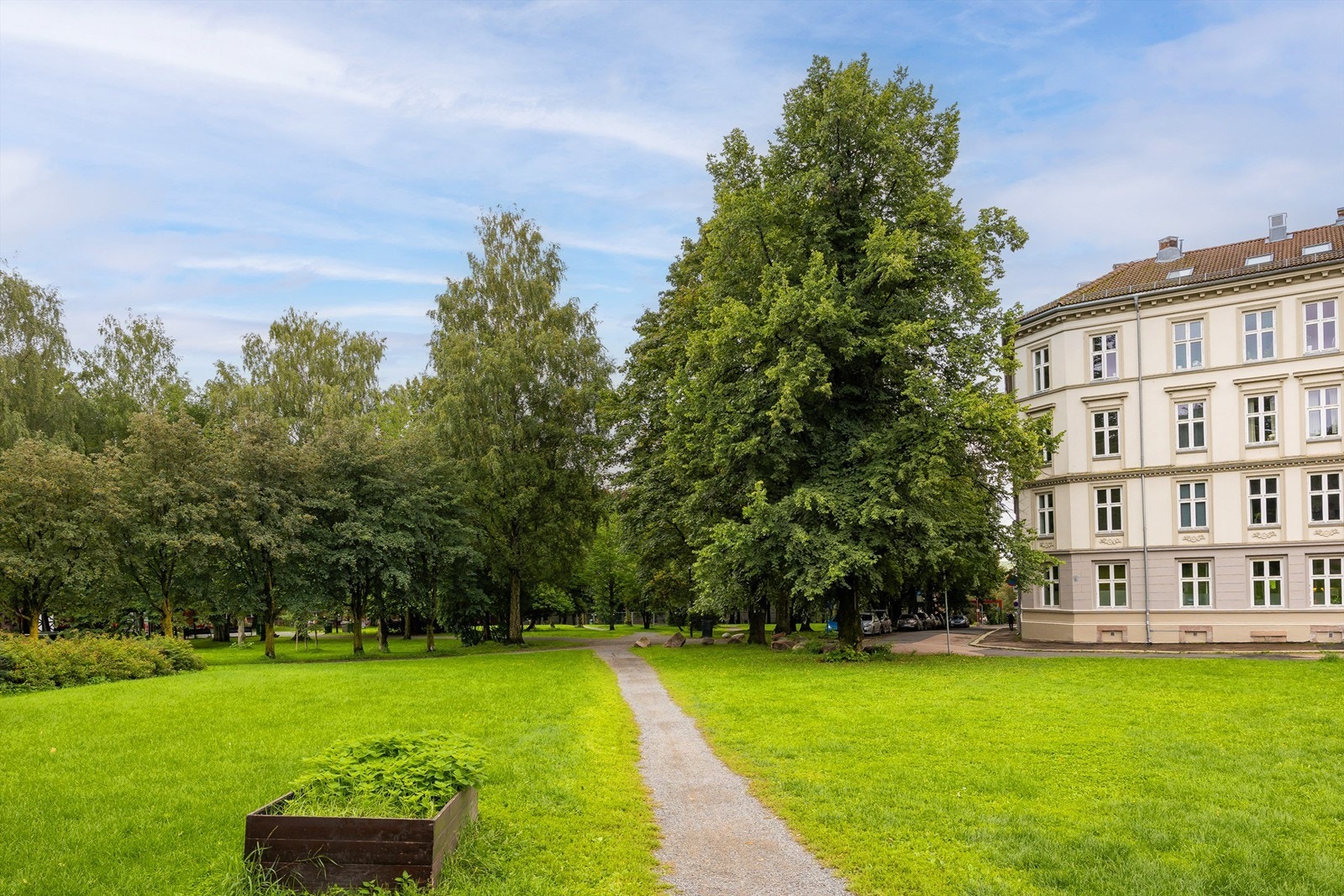 Fasaden vender ut mot Hallénparken. Galleribilde
