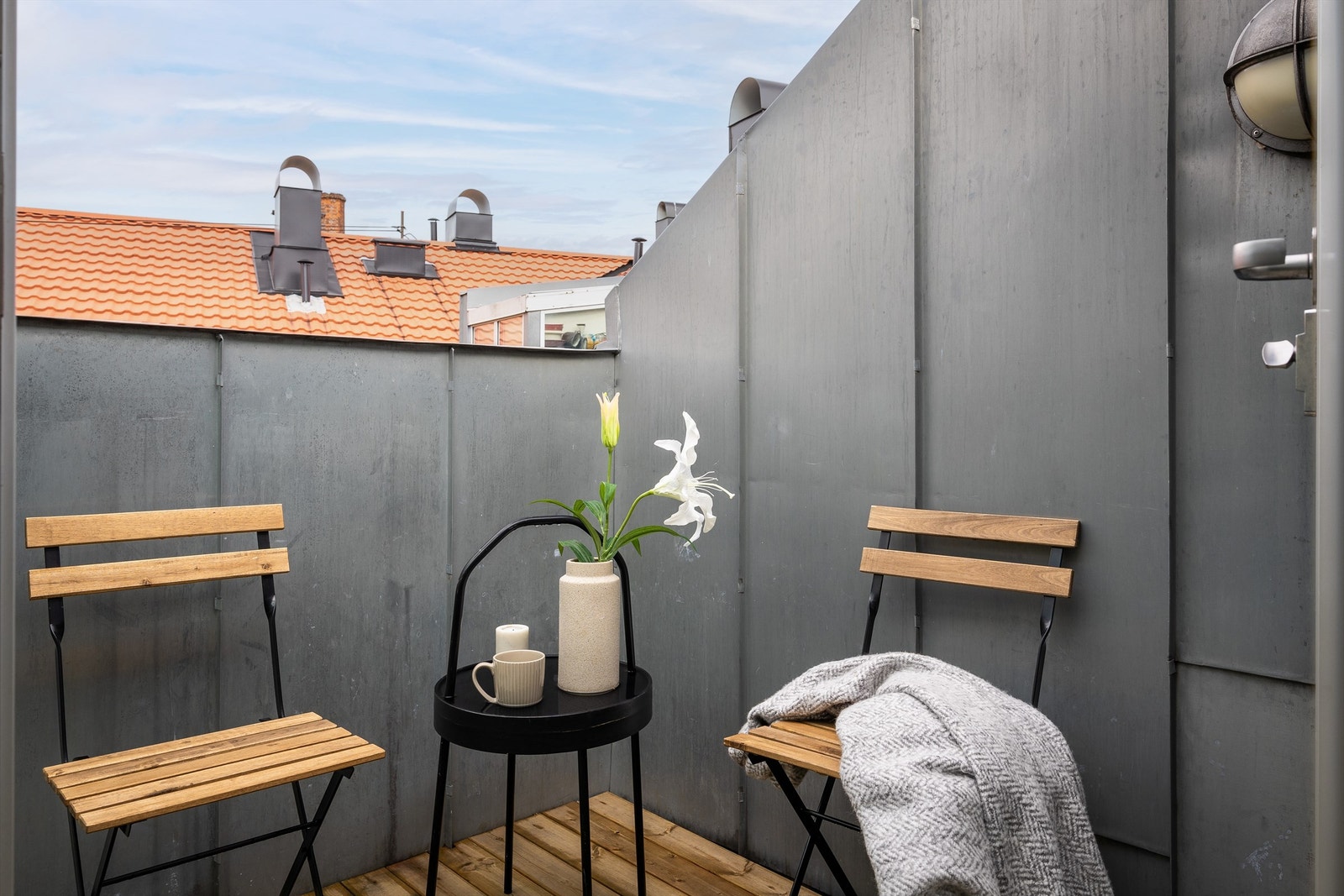 I denne leiligheten har man luksusen ved å ha en egen vestvendt terrasse på 3 m². Her sitter man skjermet og med gode solforhold på sommeren. Galleribilde