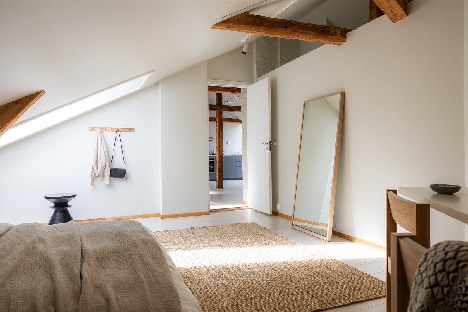 Det er verdt å bemerke at det er en egen hems på ca. 4 m². Denne er ypperlig for ekstra oppbevaring. Galleribilde