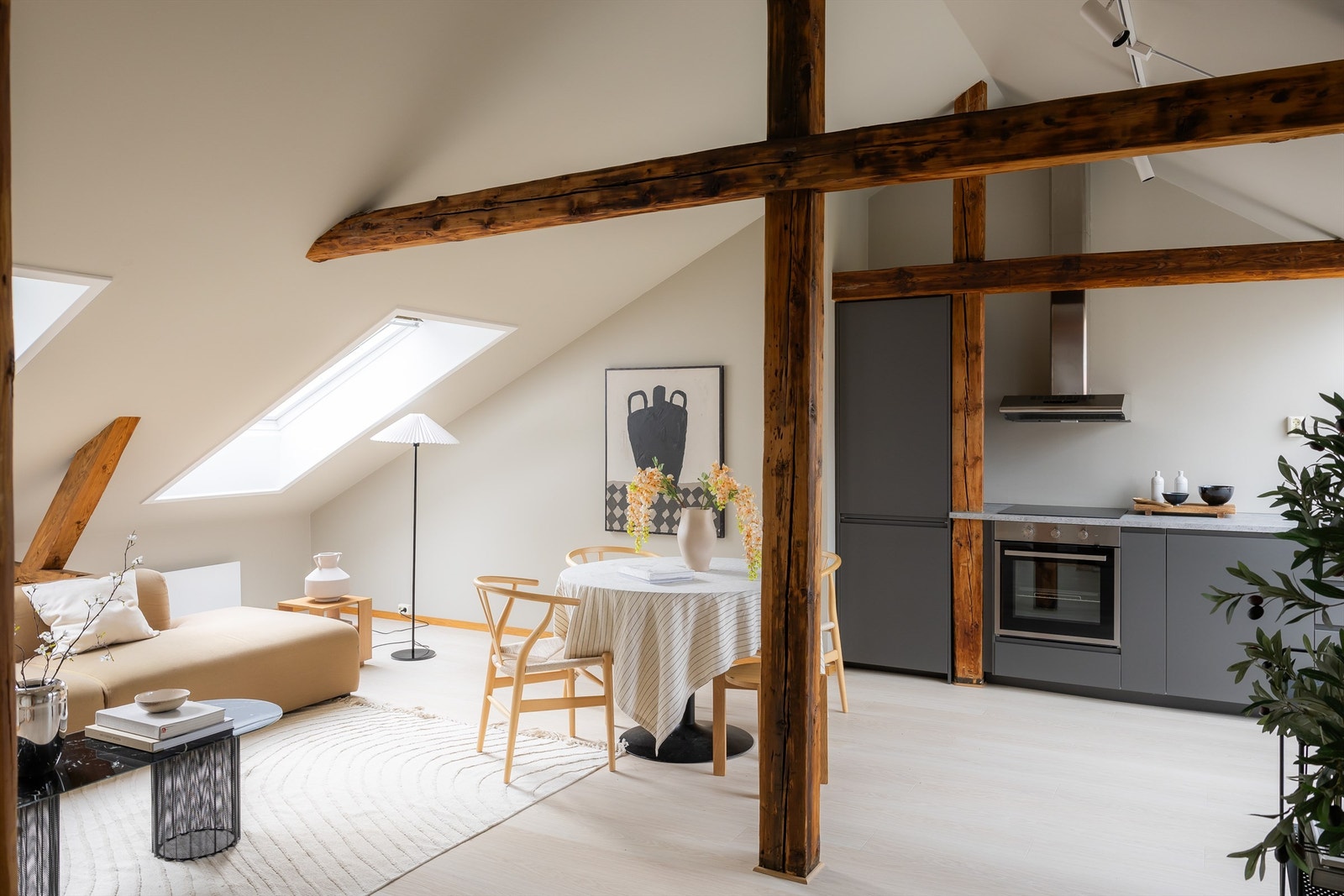 Dette er en meget tiltalende 2-roms loftsleilighet med vestvendt terrasse. Etasjen ble ombygget i 2003 ved utbygging av loftsleiligheter, og holder en gjennomgående god standard. Galleribilde