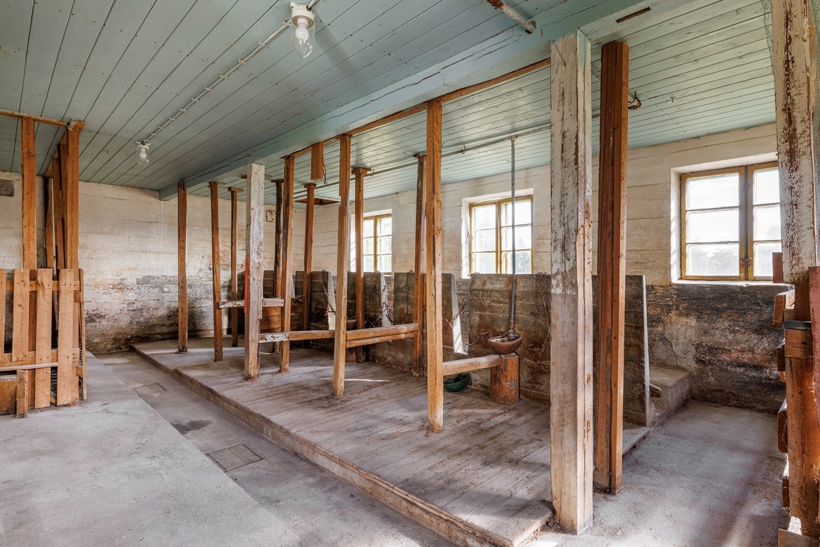 Inne i låven. Galleribilde