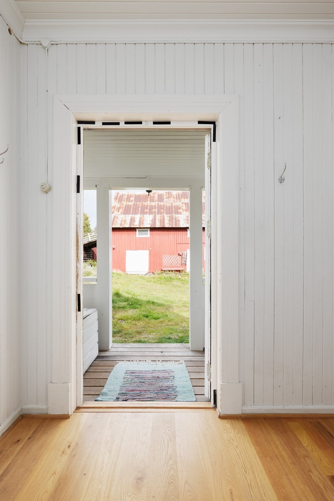 Ved inngangspartiet er det overbygget platting. Galleribilde