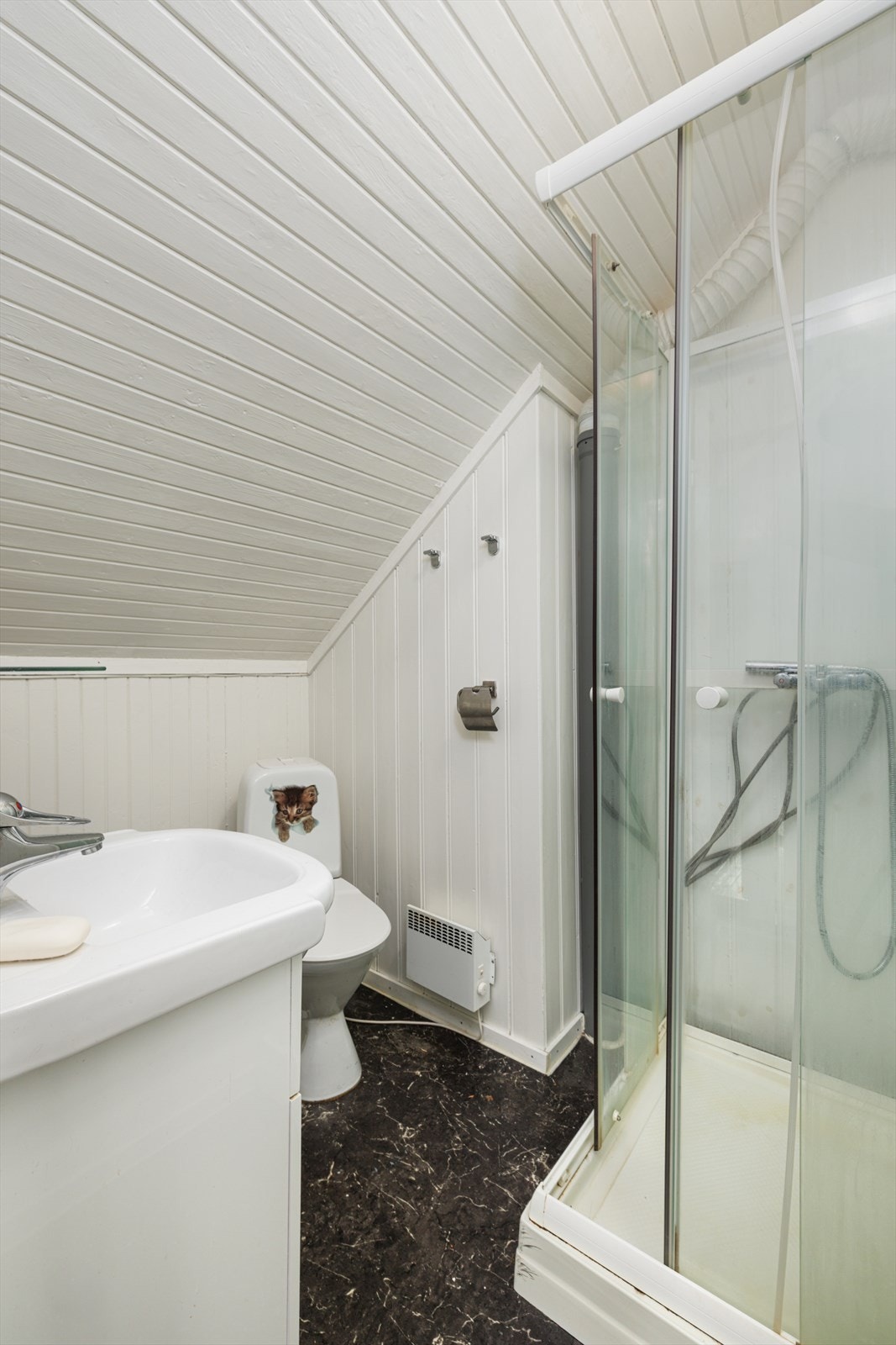Badet er i 2.etasje og har servant på innredning, toalett og dusjkabinett. Galleribilde