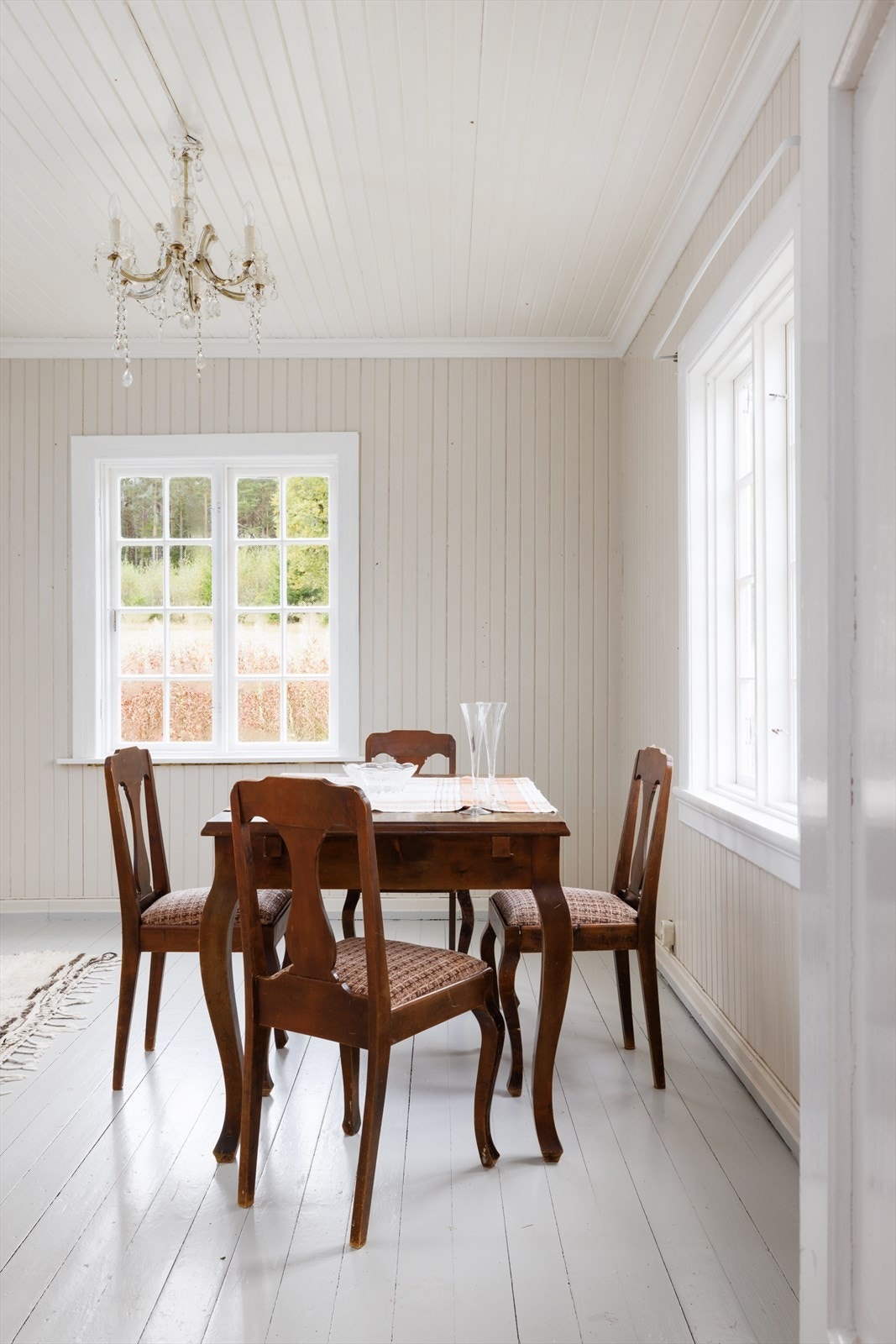 Stuen har plass til spisestue. Galleribilde