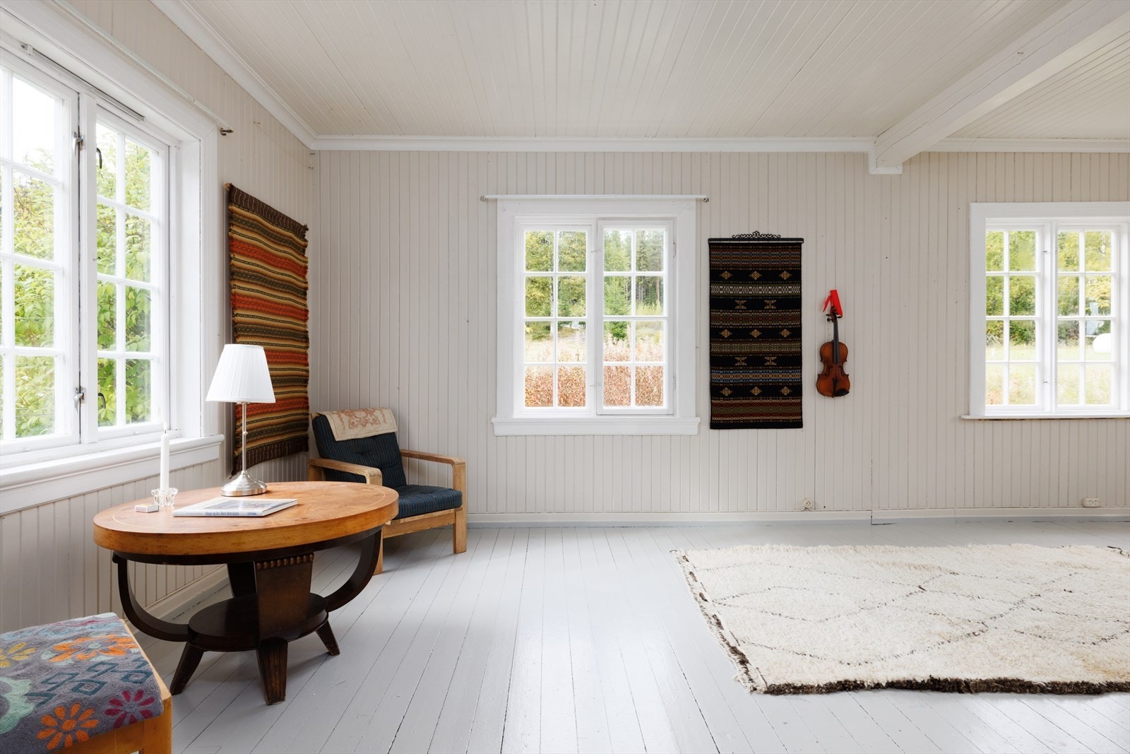 Stuen er romslig og har fint utsyn til tunet. Galleribilde