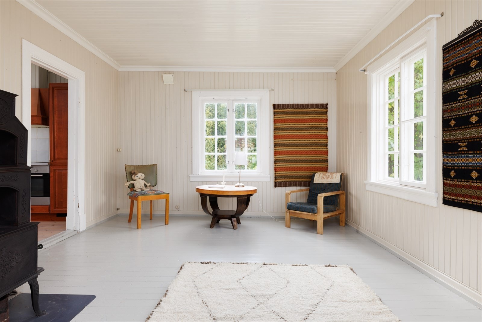 Koselig. lys stue med god plass til sofagruppe. Galleribilde