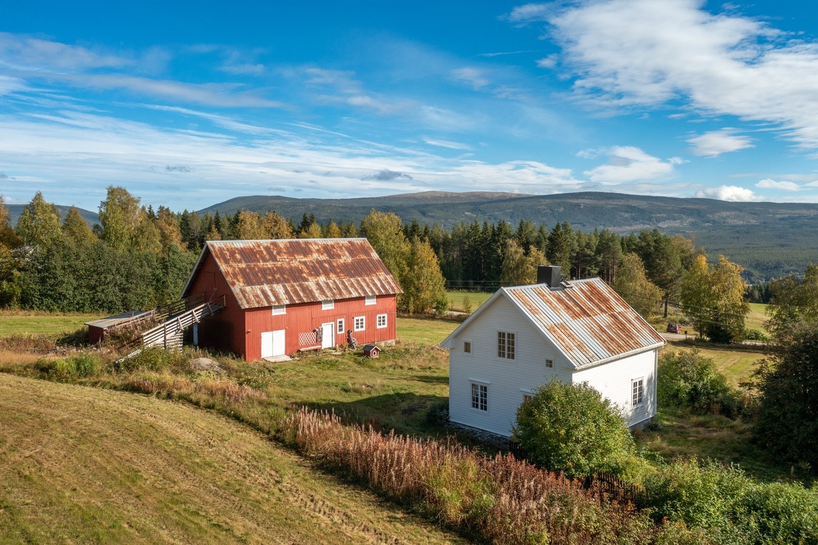 Småbruket ligger i Fiskviklia, og er et eldre småbruk fra 1937. Galleribilde
