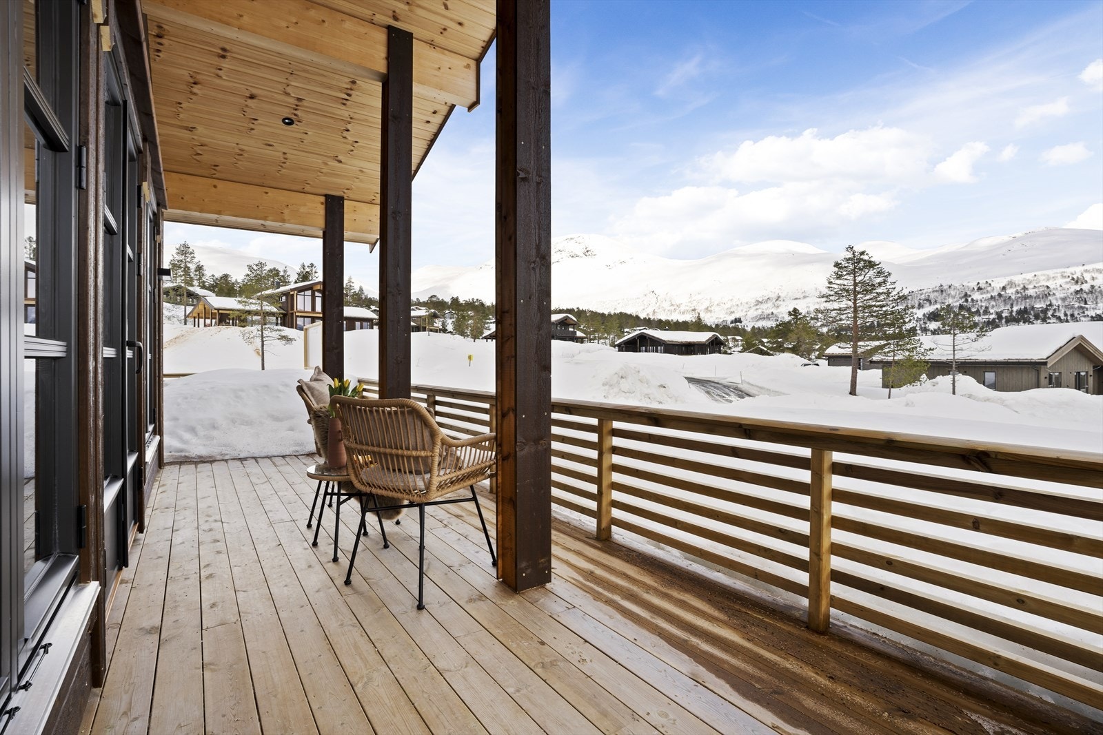 På fine dagar er det utruleg deilig å ete middag eller lunsj ute på verandaen. Galleribilde