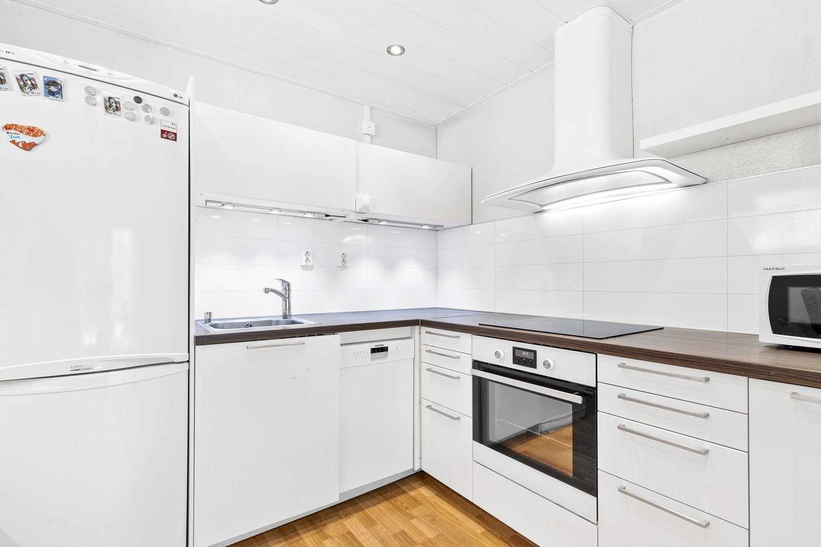 Kjøkken er utstyrt med integrerte hvitevarer som komfyr og platetopp, samt at det er opplegg for oppvaskmaskin. Galleribilde