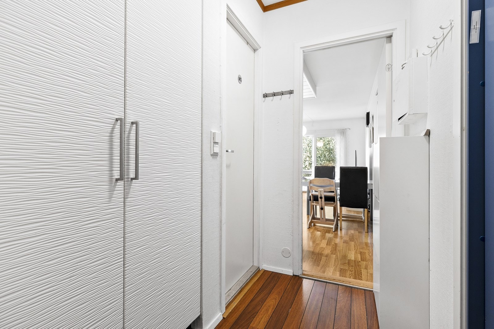 Velkommen inn! En praktisk og fin entréen som er innredet med garderobeskap og knagger for oppheng av yttertøy og kledning. Galleribilde