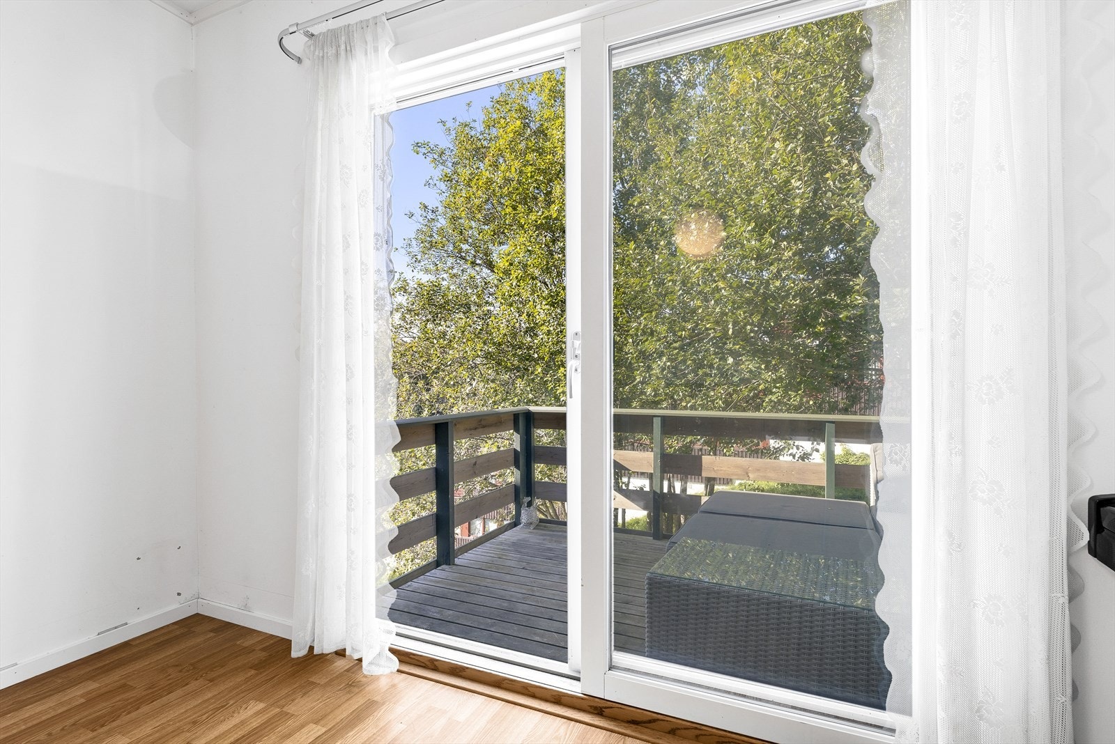 Fra stuen har du adkomst til solrik balkong på ca. ca. 5.7 m². Galleribilde