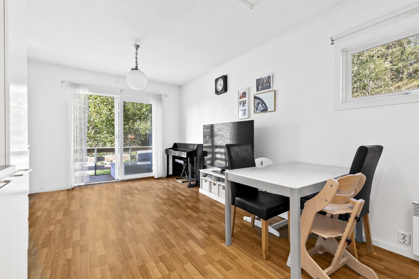 Fra gangen kommer du inn til en romslig stue med møbleringsmulighet av både spise- og stuesone. Galleribilde