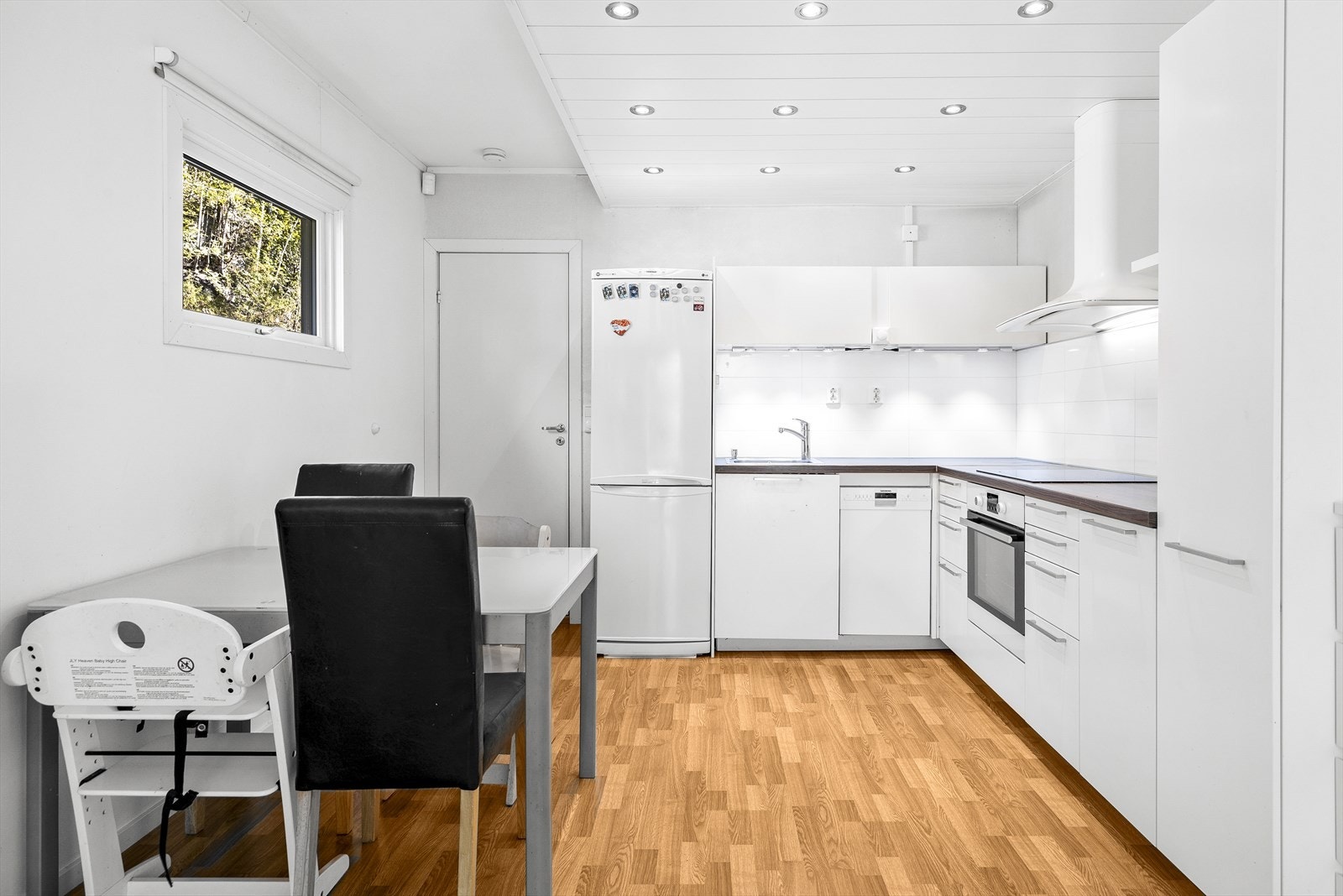 Åpen stue- og kjøkkenløsning bidrar til større romfølelse. Galleribilde