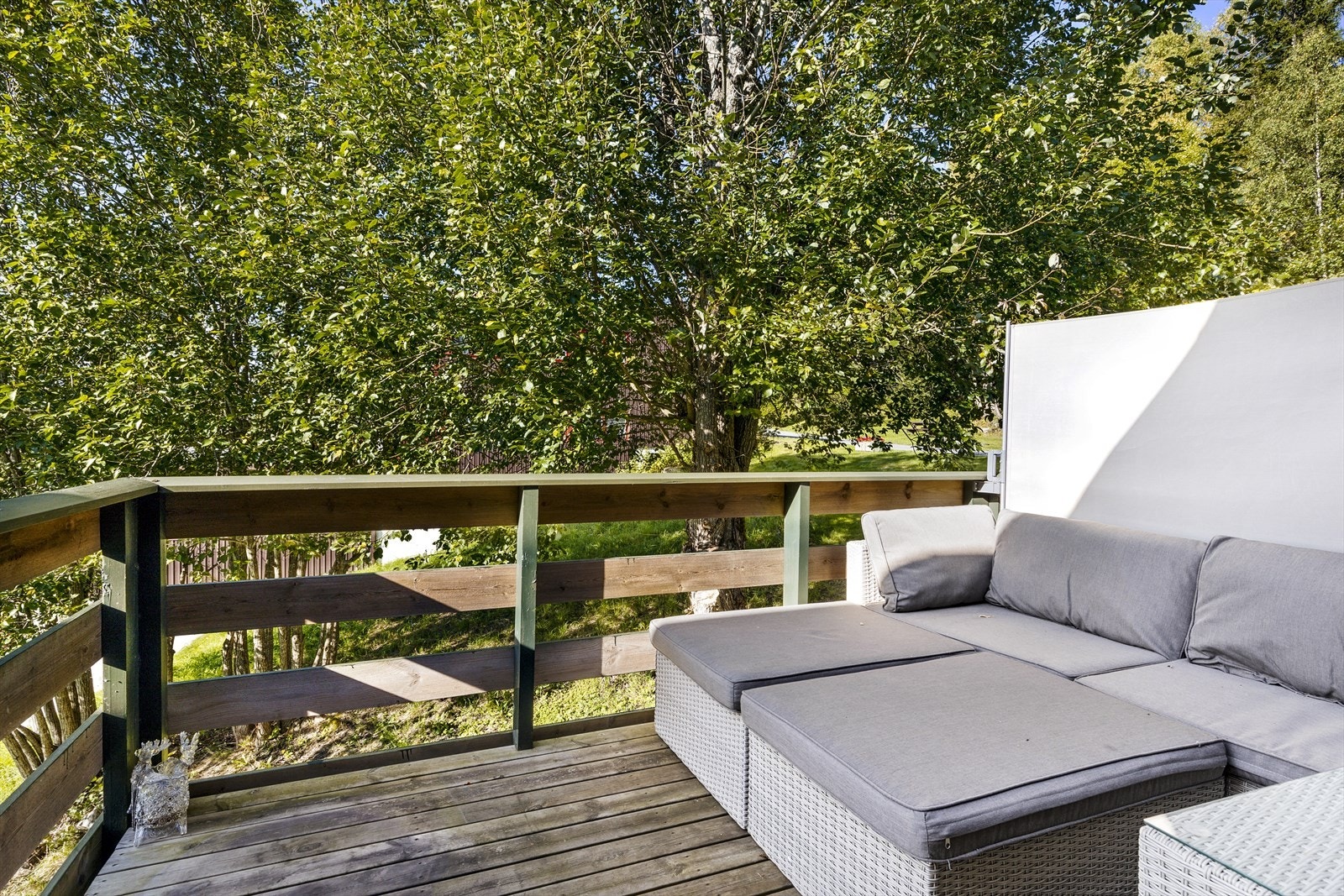 Balkongen kan god plass til innredning av utemøbler. Galleribilde