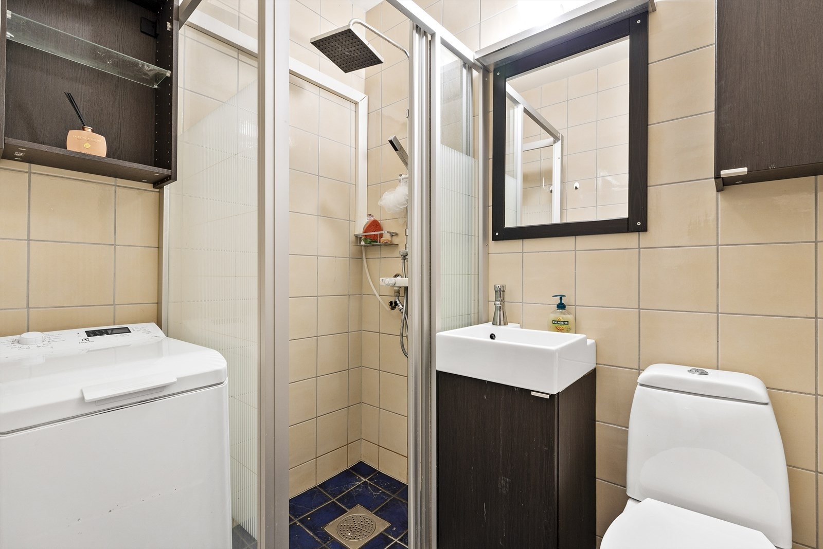 Varmekabler på gulv og mekanisk vifte. Galleribilde