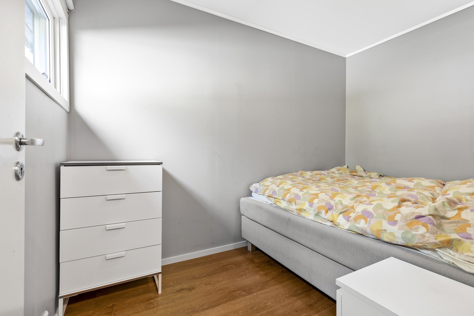 Soverommet er av god størrelse med plass til dobbeltseng og tilhørende møblement. Galleribilde