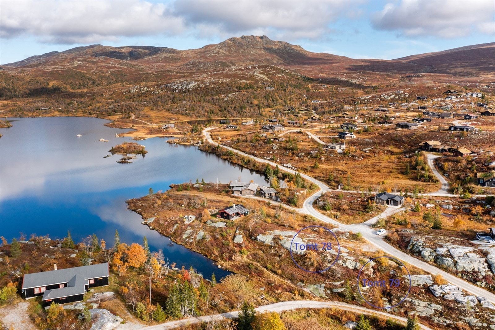 Istjern er omkranset av høye fjell, og man ser hele tiden Ranten (1419 m.o.h.). Galleribilde