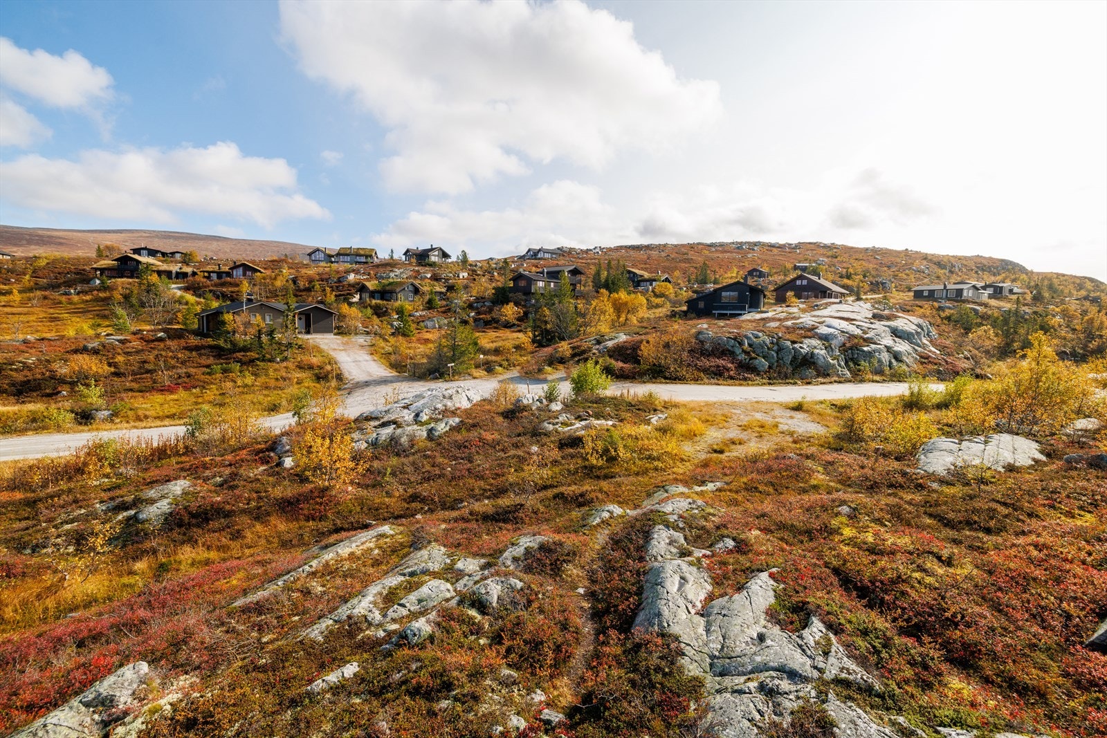 Etablert hytteområde og begrenset bilkjøring inn til området gjør dette til en stille og rolig perle! Galleribilde