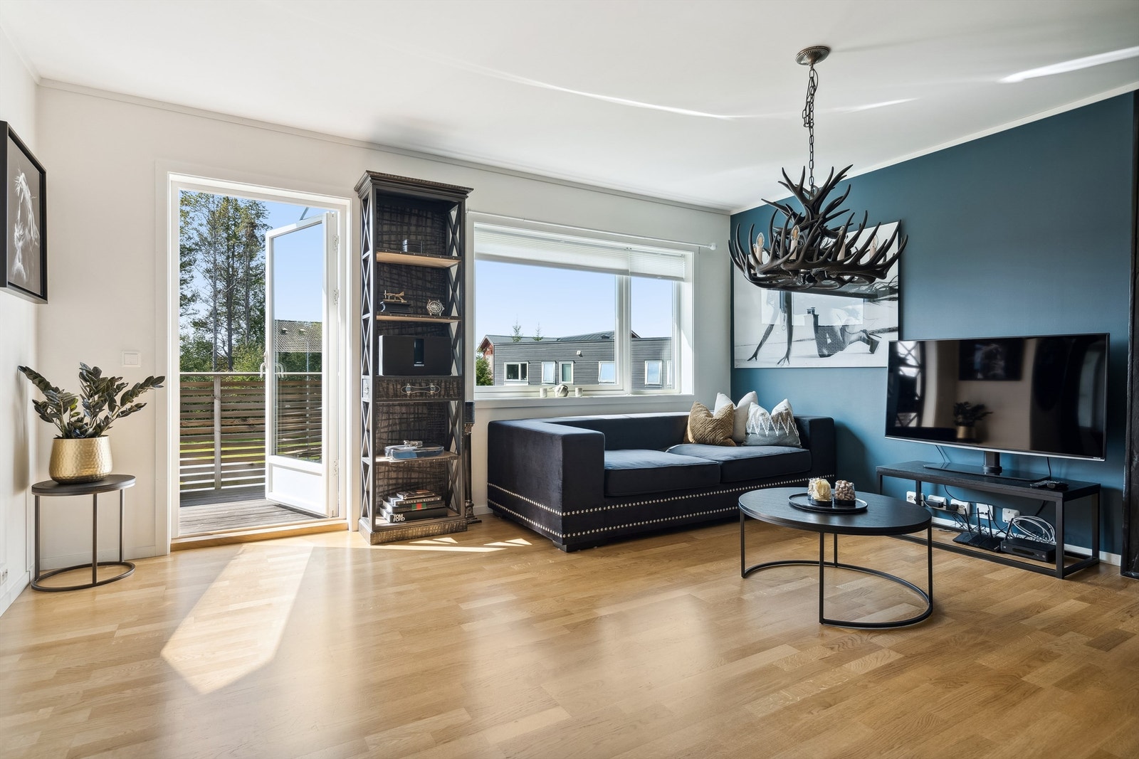 Fra stue er det utgang til solrik veranda Galleribilde