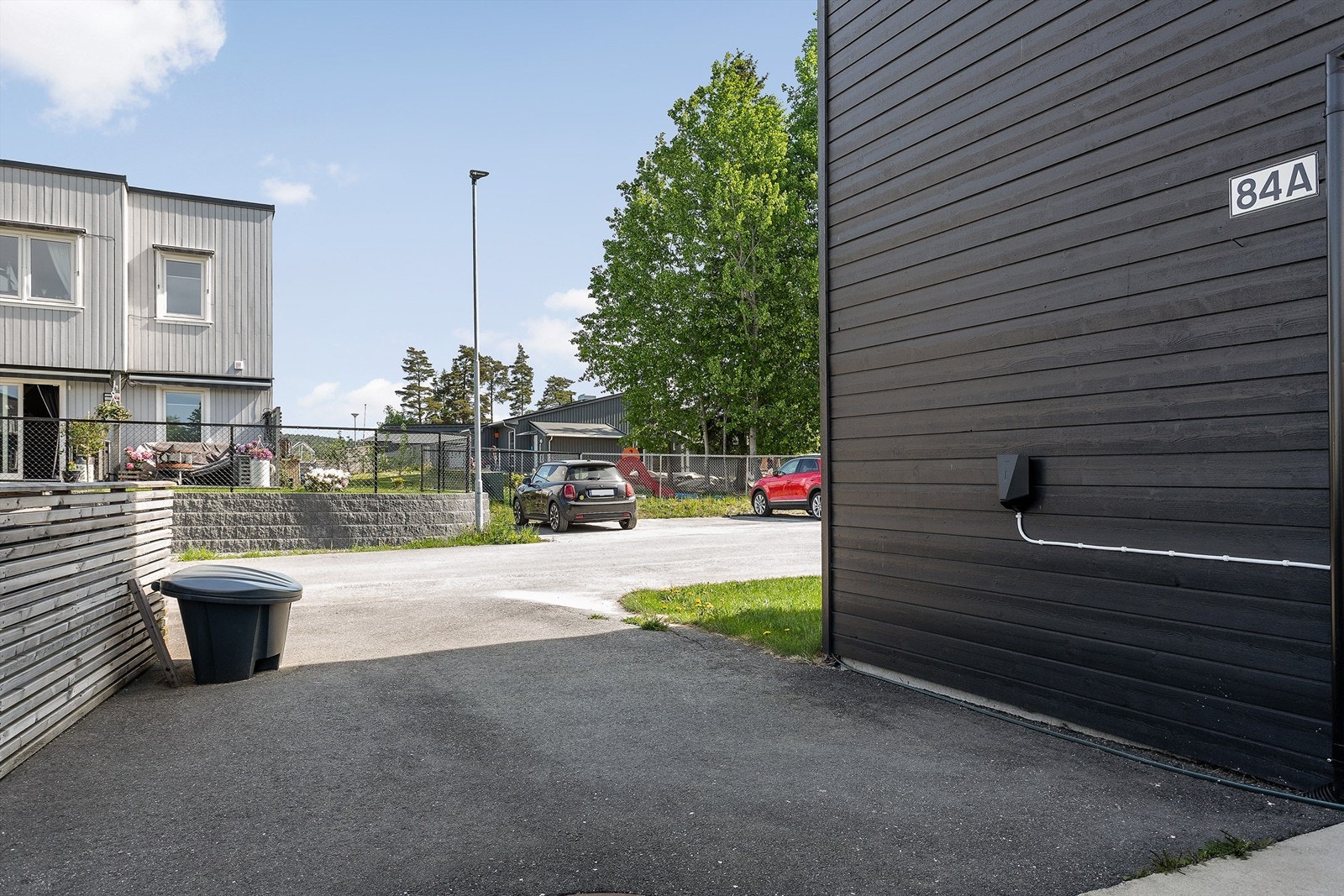 P-plass med elbil-lader rett utenfor, i tillegg disponerer leiligheten to p-plasser til Galleribilde