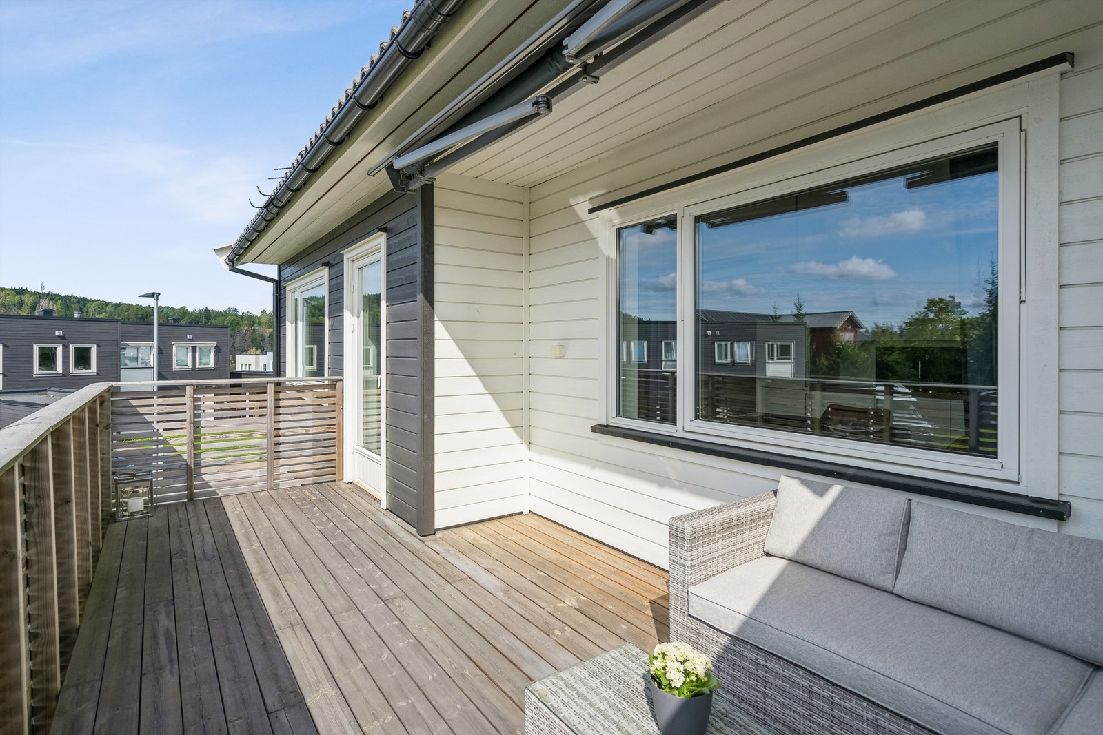 God plass til utemøbler og grill Galleribilde