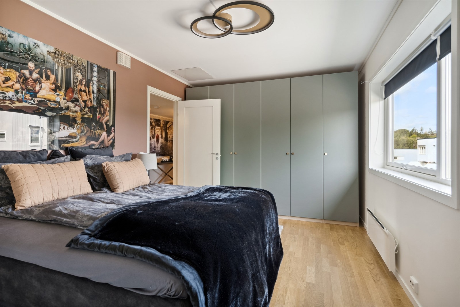 Hovedsoverom med garderobeskap med lys Galleribilde