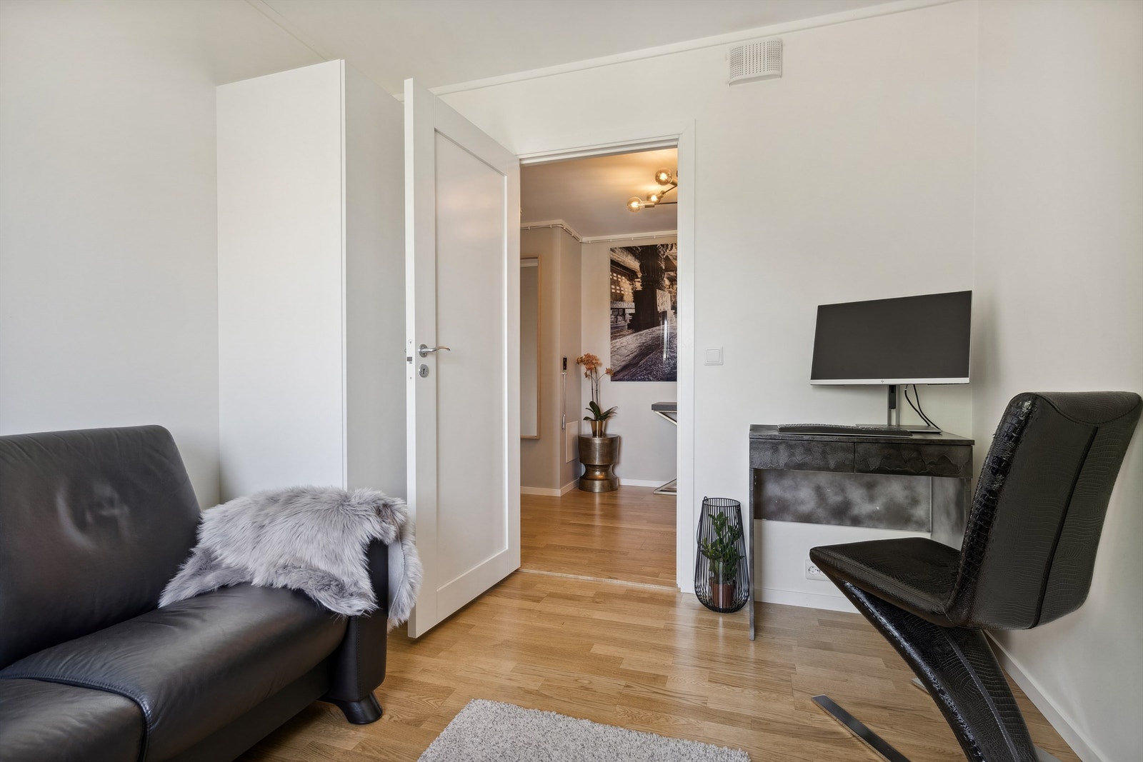 Soverom med garderobeskap Galleribilde