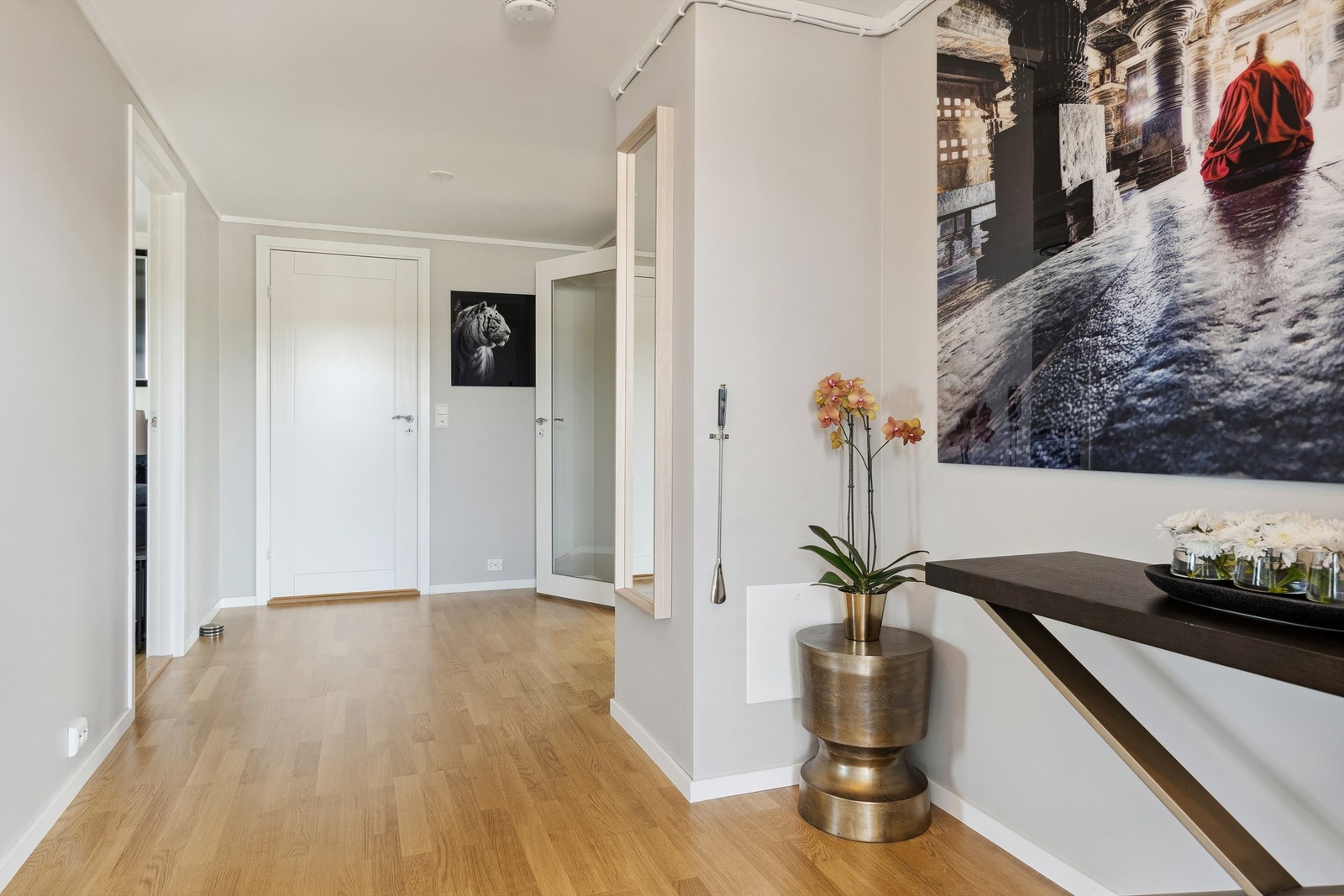 God plass til oppheng av yttertøy og til å sette fra seg sko Galleribilde