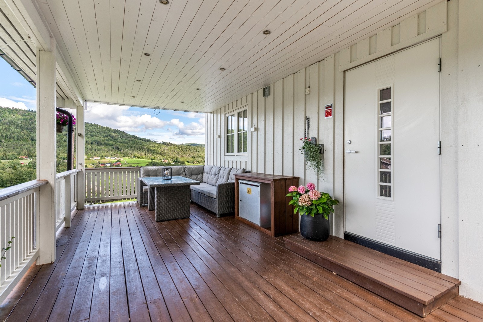 Flott inngangsparti med god plass til sofagruppe. Galleribilde