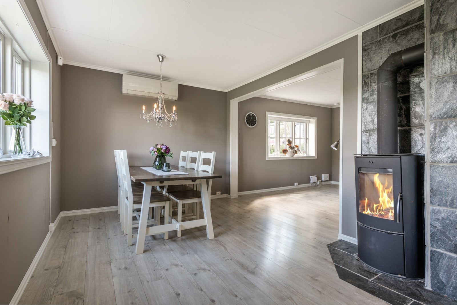 Spisestue med åpen løsning fra kjøkken. Galleribilde