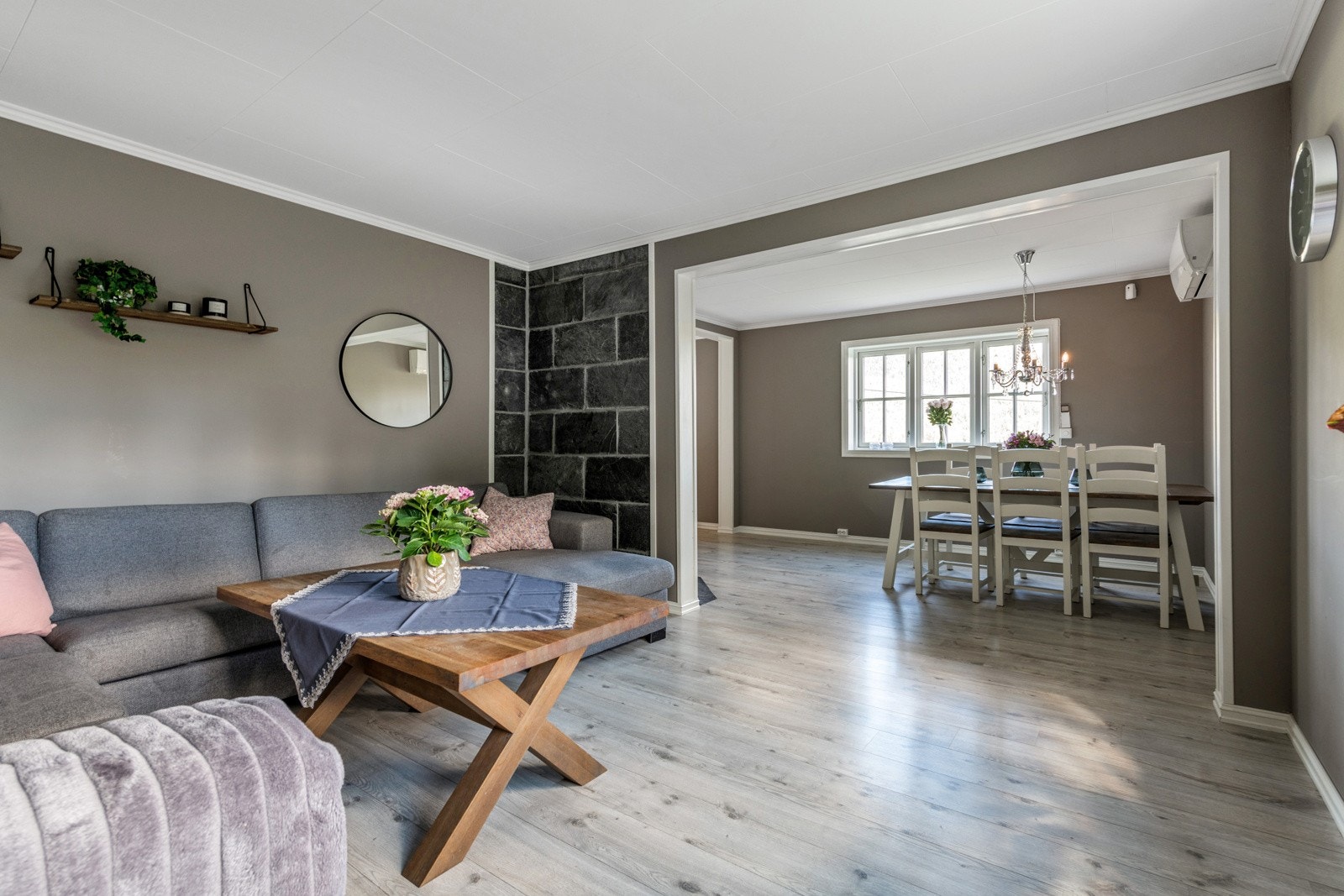 Romslig stue med stor møbleringsfrihet. Galleribilde