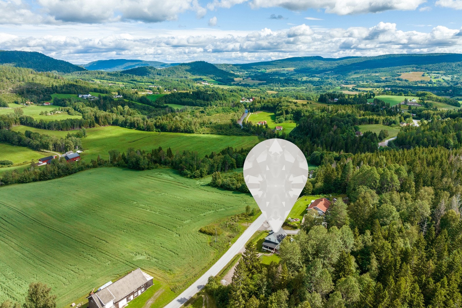 Fra eiendommen er det kort vei ned til Svarstad sentrum. Galleribilde