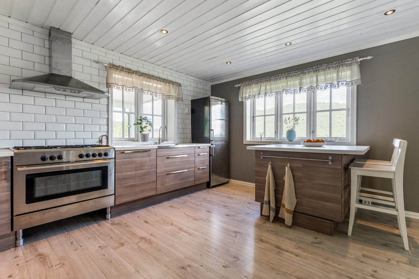 Stort kjøkken med god plass til matlaging. (Gassovn følger med, men defekt.) Galleribilde