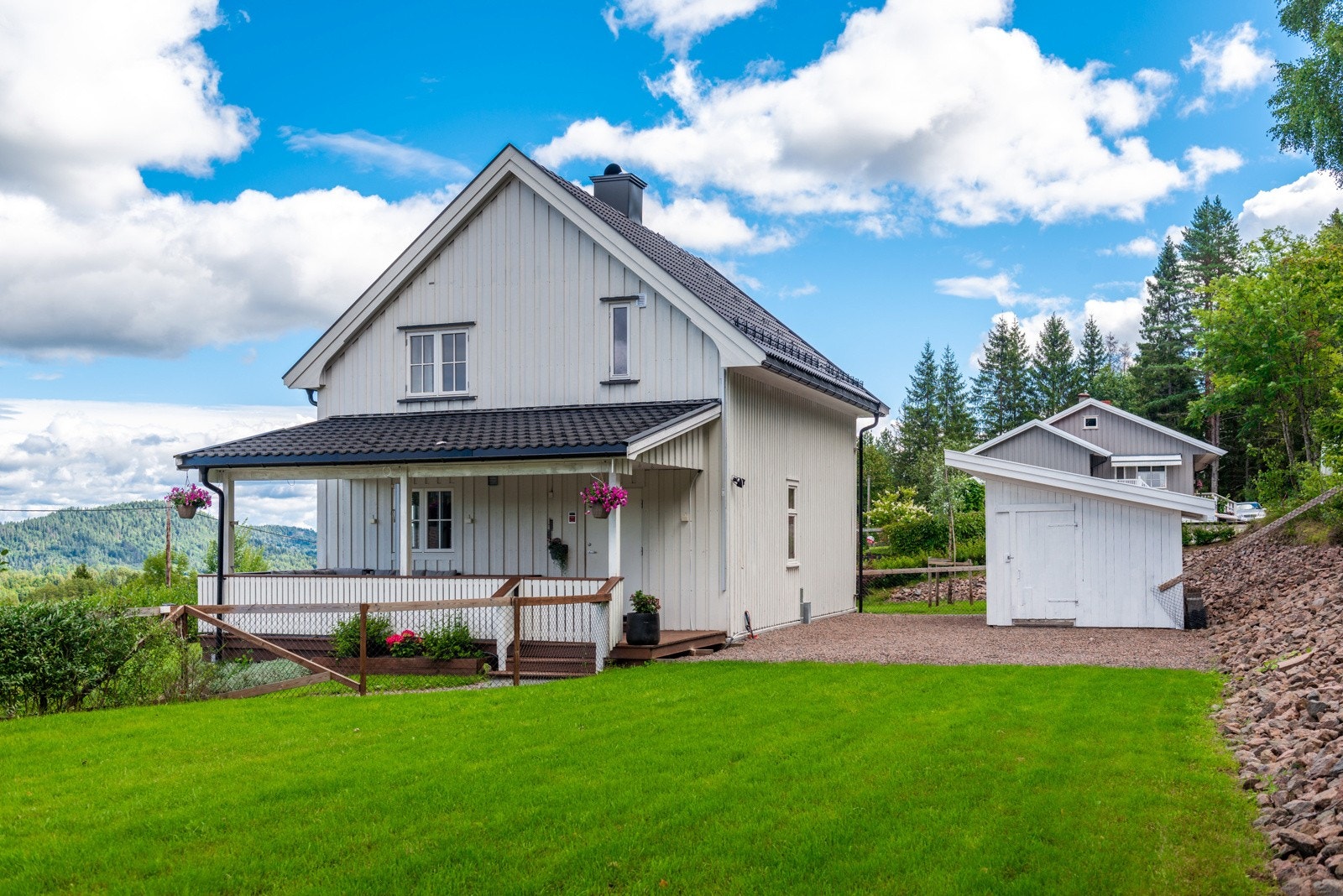 Flott enebolig over 2 plan med god standard. Galleribilde