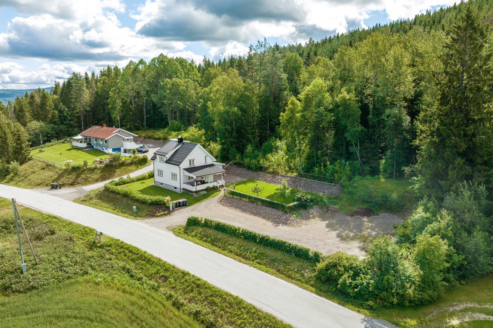 Landlig beliggende eiendom med romslig tomt på 1,7mål. Galleribilde